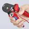 En hånd holder en rød og blå crimptang. Et rødt kabel indsættes i tangen for at crimp en metalkabesko.