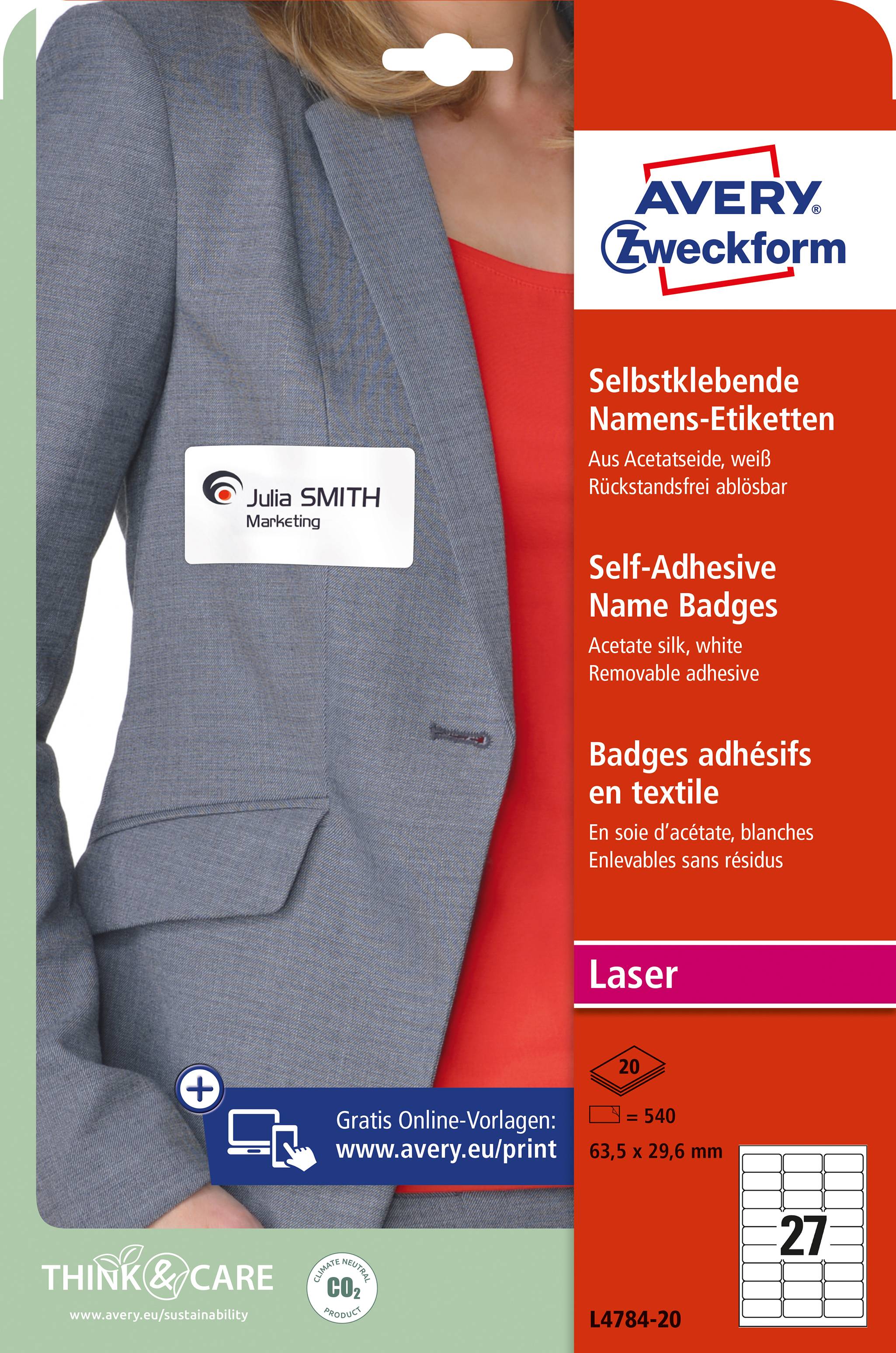 En person i en grå blazer bærer et navneskilt. 'Avery Zweckform' etikætpakningen viser detaljer og anvendelse af selvklæbende navneetiketter.