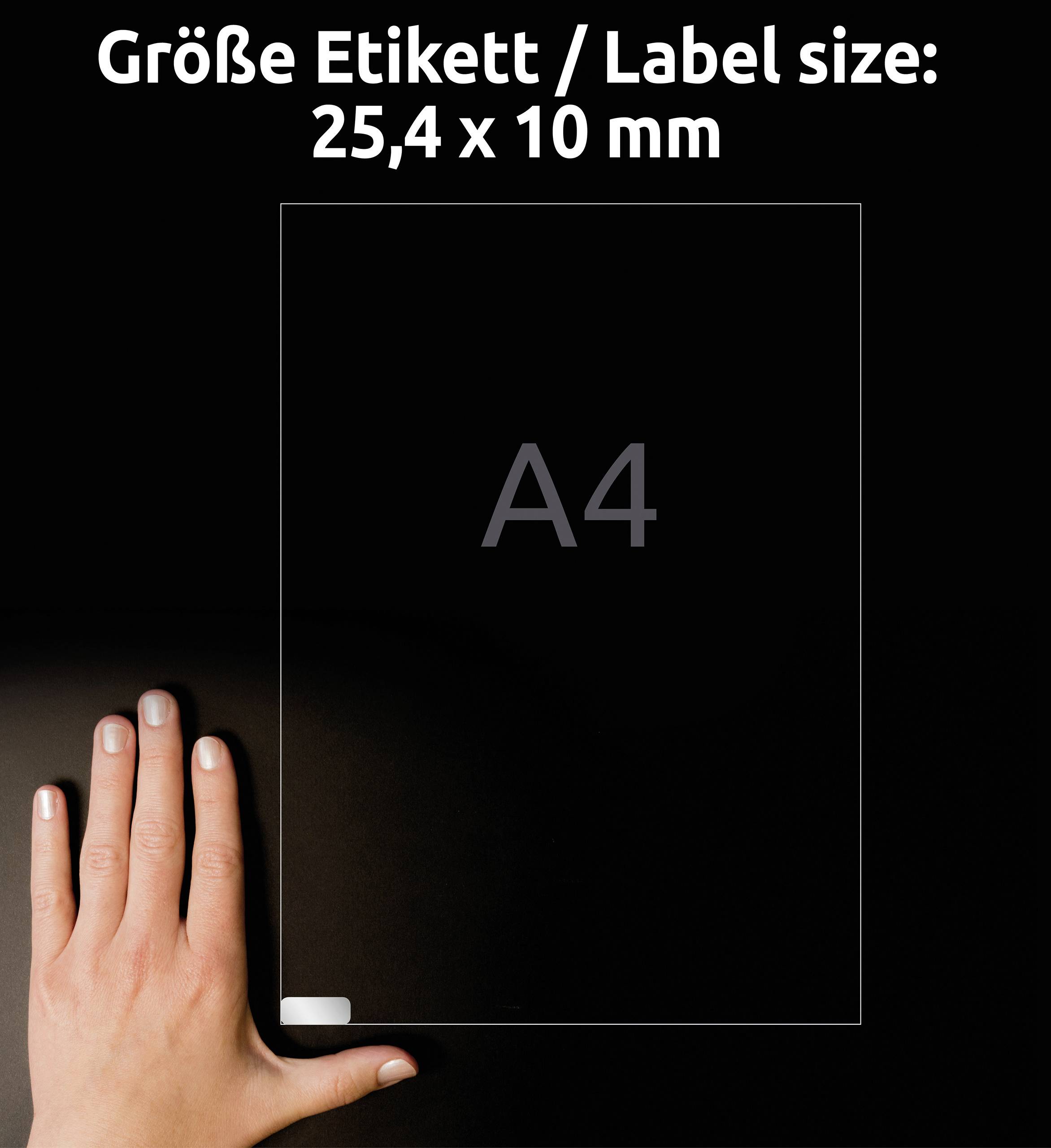 En hånd peger på et transparent A4-ark med påskriften 'Størrelse etiket / Label size: 25,4 x 10 mm'.