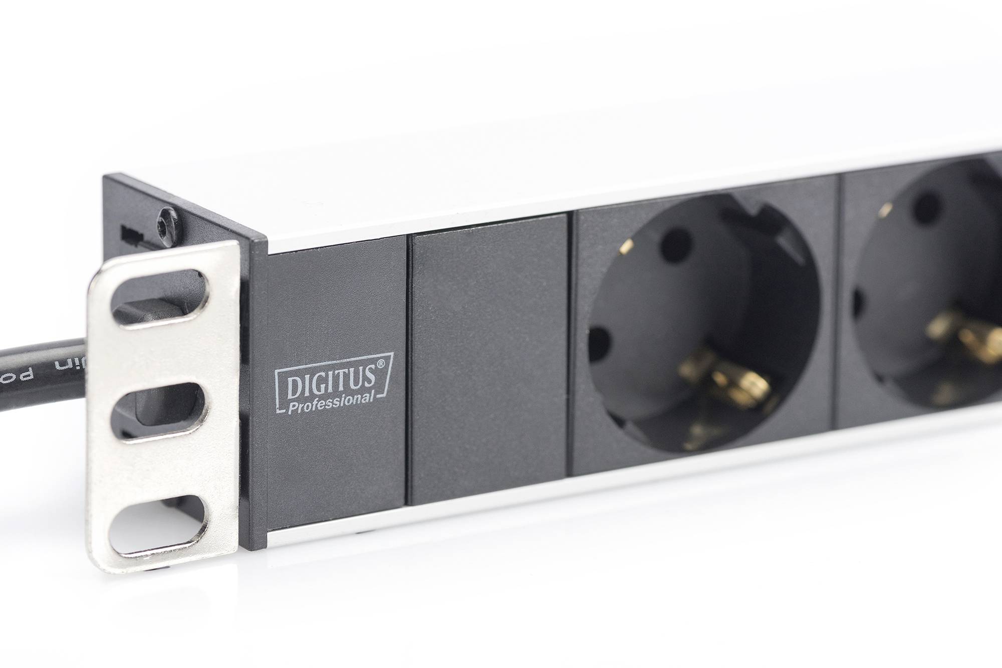 Netværks-rack-PDU med to sorte stikkontakter og en metalchassis i nærbillede.