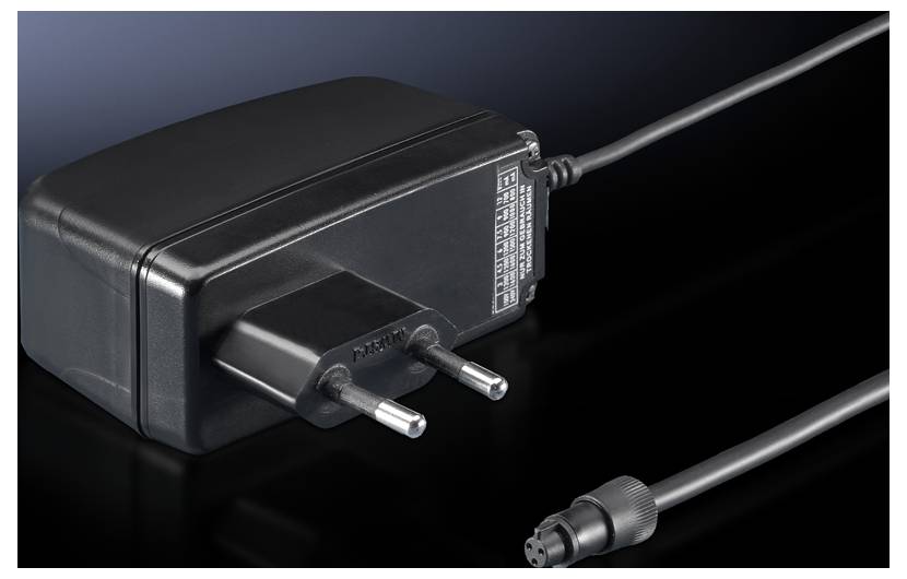 Sort strømforsyning med europæisk stik og kabel mod mørk baggrund. Egnet til elektroniske enheder.