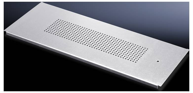 Rektangulær metalpladeflade med en række huller i midten, anvendt til ventilation eller akustiske formål i tekniske applikationer.