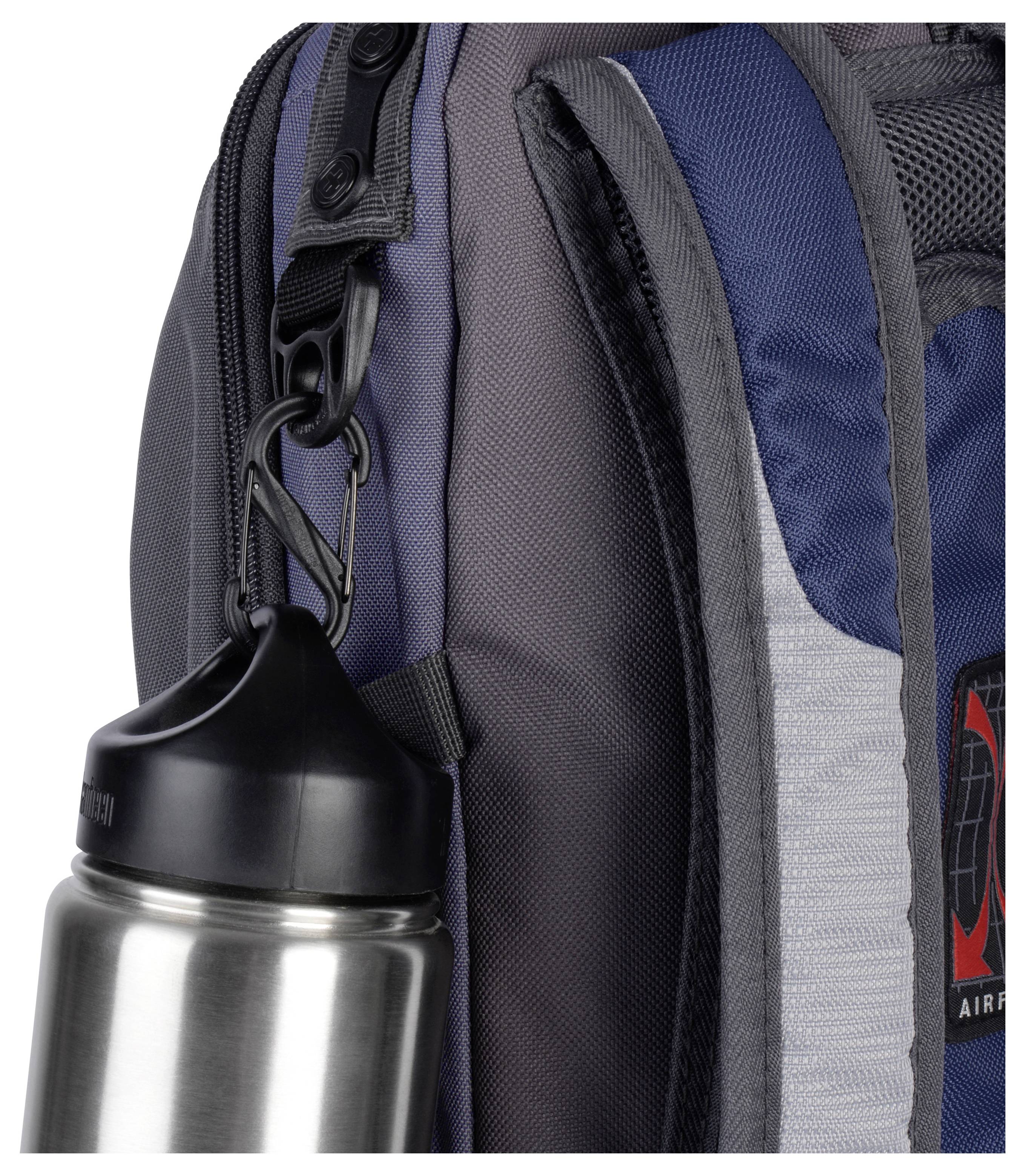 En rygsæks sidevisning viser en vandflaske i rustfrit stål, der er fastgjort med en karabinhage. Tasken er blå og grå.