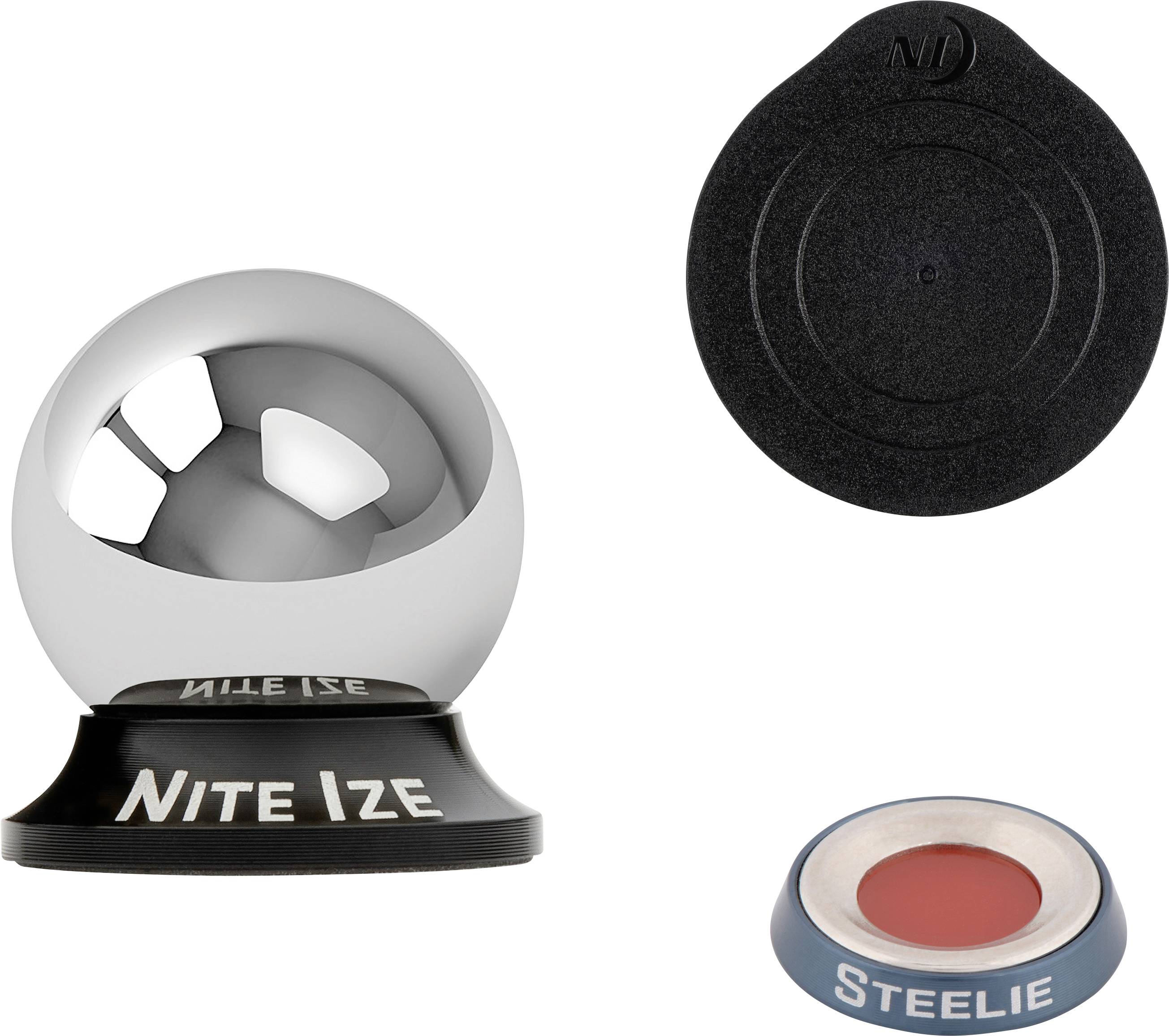 'Nite Ize' magnetisk telefonstativ og komponenter, med en kromkugle med en sort base, en rund sort selvklæbende plade og en rød magnetisk skive mærket 'Steelie'.