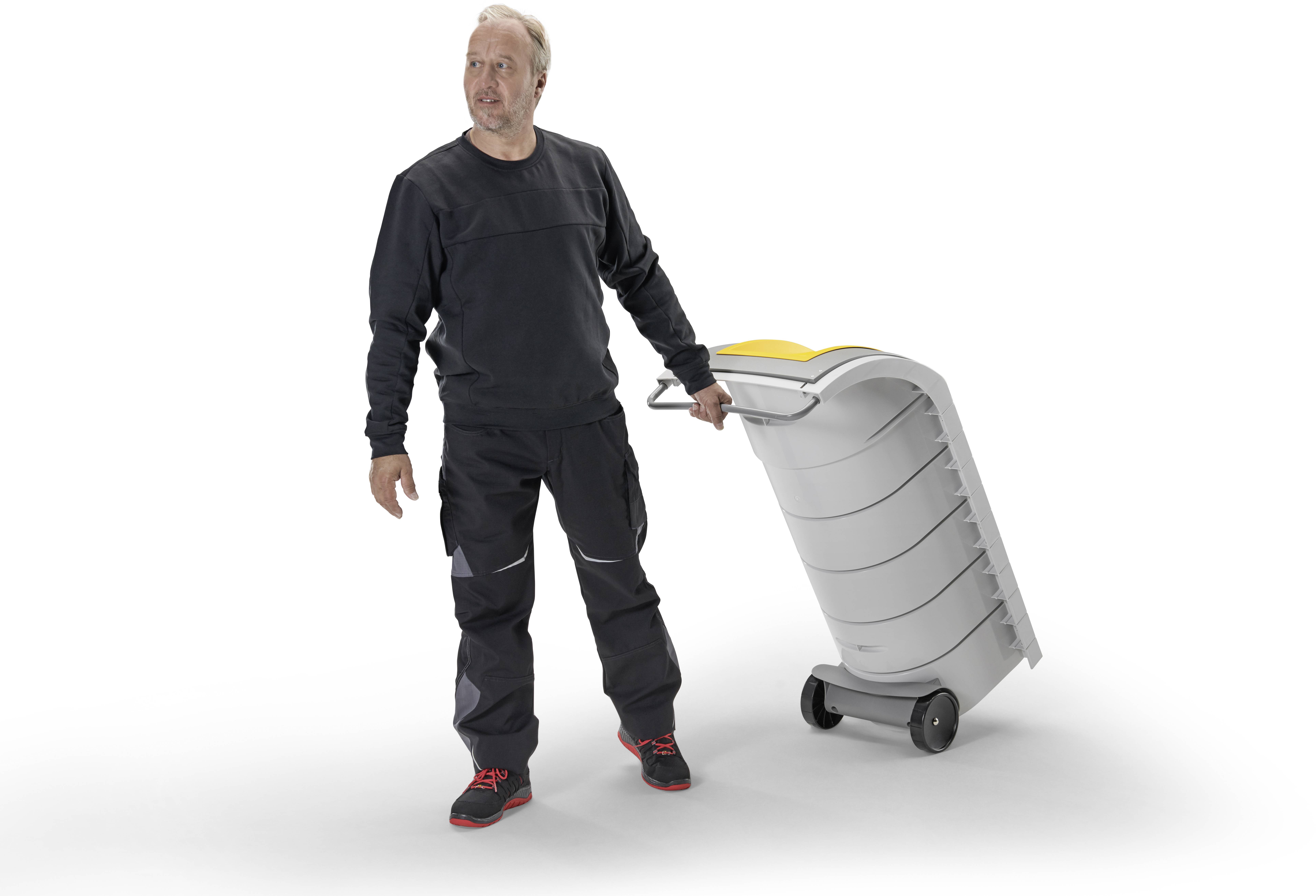 En person trækker en grå skraldespand med gult låg på hjul hen over en hvid overflade.