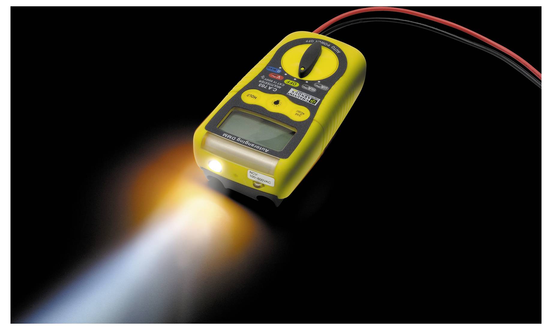 Et gult multimeter med baggrundsbelyst display, tændt på en mørk baggrund. Viser en lys LED-lampe.