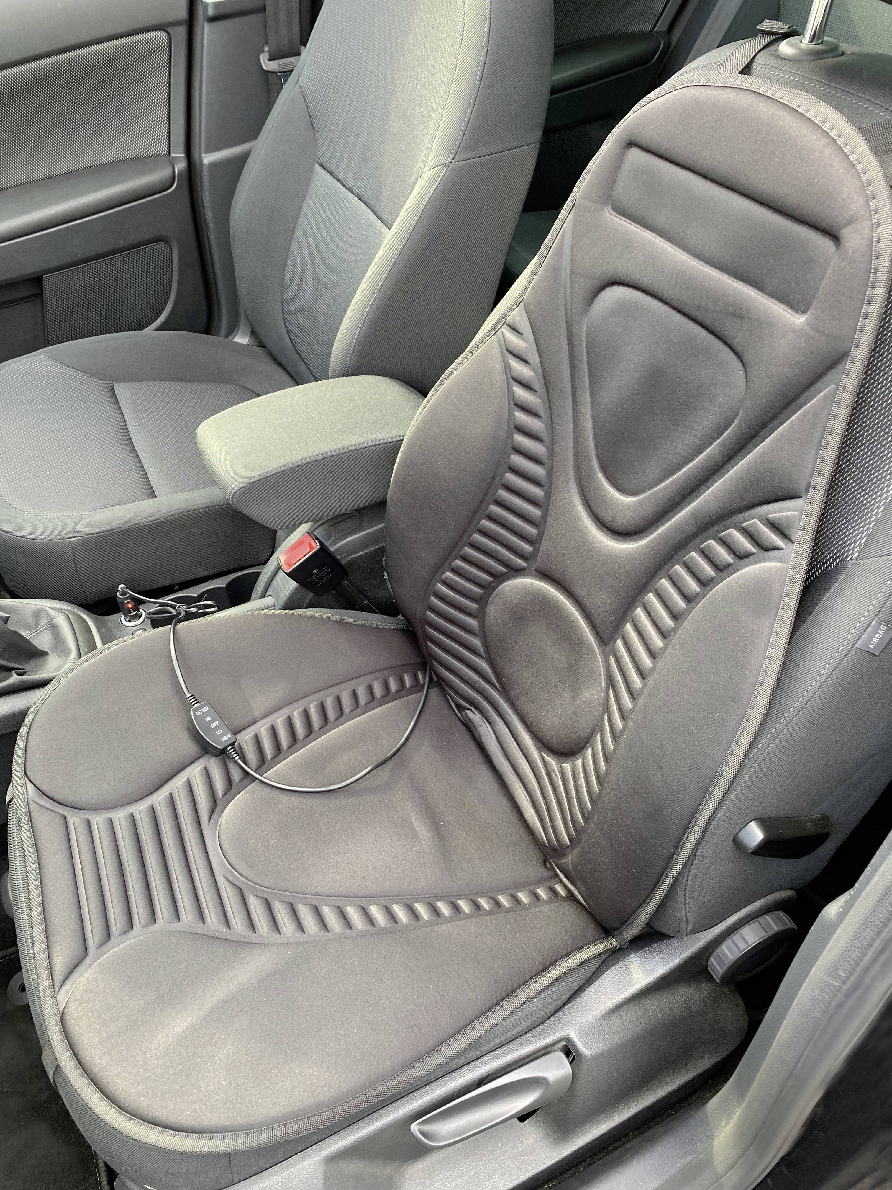 Grå autosæde med ergonomisk formdesign og integreret kabel. Sædet befinder sig i et køretøjs interiør.