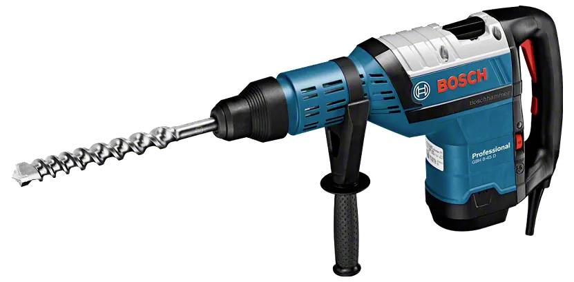 En blå og sort elektrisk boremaskine med en spiralbor monteret, forsynet med et håndtag til greb. Mærket 'Bosch' er synligt på siden.