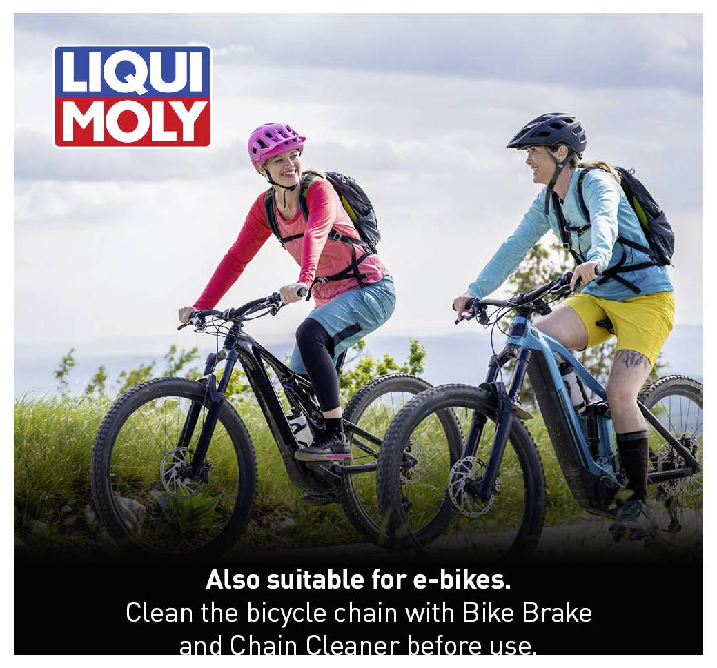 To personer kører på el-mountainbikes på en sti. Øverst til venstre er logoet 'LIQUI MOLY'. Nederst tekst: 'Også egnet til el-cykler. Rengør cykelkæden på forhånd med Bike Bremse- og Kæderens.'