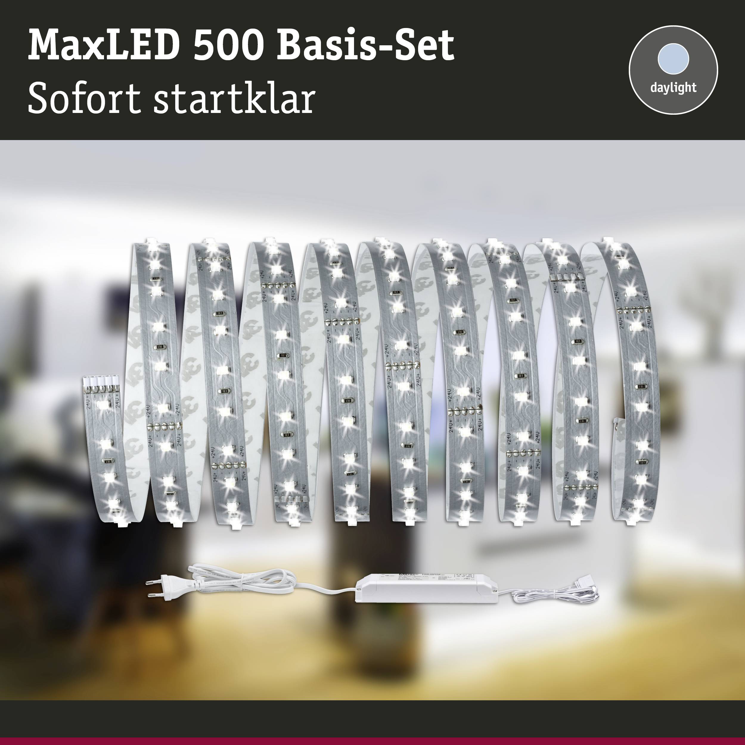 MaxLED 500 Basis-Sæt: Klar til brug med det samme, viser flere LED-strips med strømstik og kontakt. Emballagefoto med 'dagslys'.