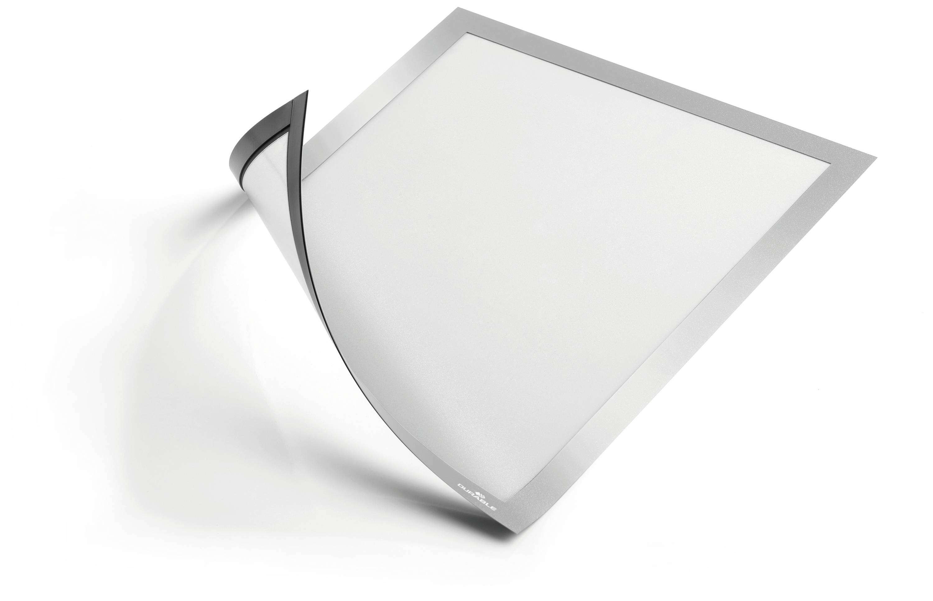 Et tyndt, fleksibelt, kvadratisk OLED-panel med buet hjørne, vist i hvidt lys. Ideel til lysdesign.