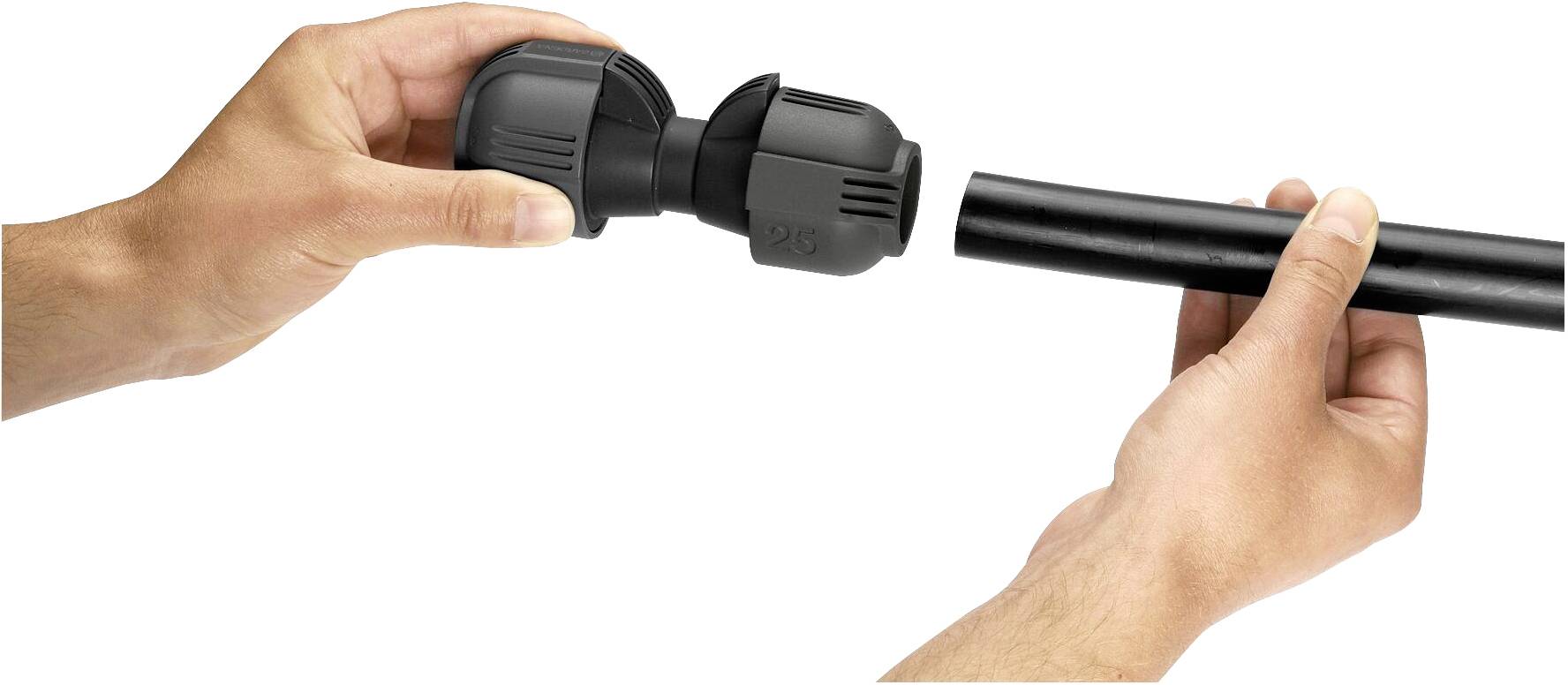 Nærbillede af en person, der forbinder et rørfittings-stykke med et sort plastikrør.