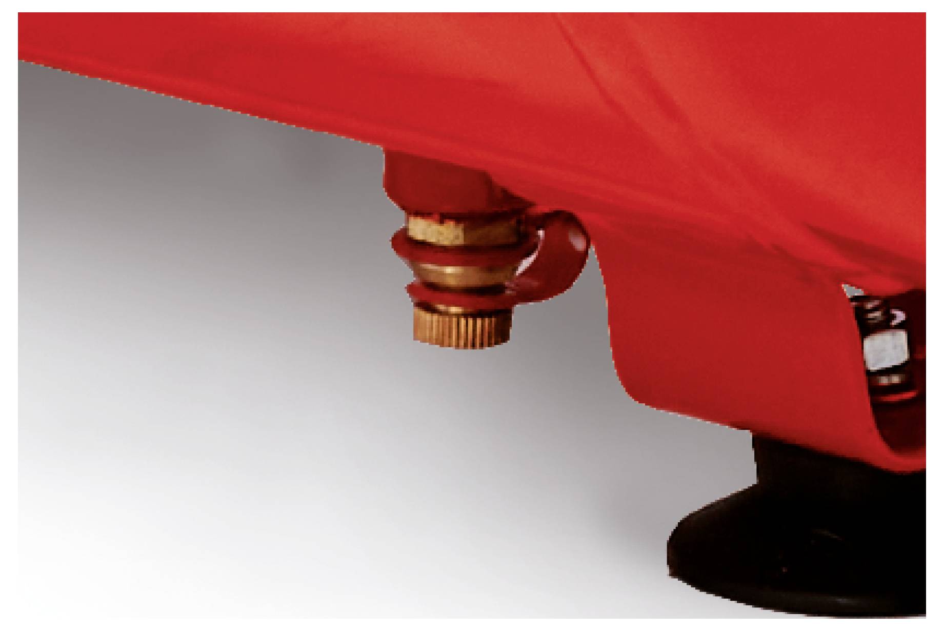 Nærbillede af undersiden af en rød maskine eller køretøj, der viser en metalfitting og en sort støttefod mod en blank baggrund.