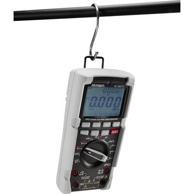 Et digitalt multimeter hænger på en metalkrog. Det viser en skærm med flere målingsfunktioner og er klar til brug.