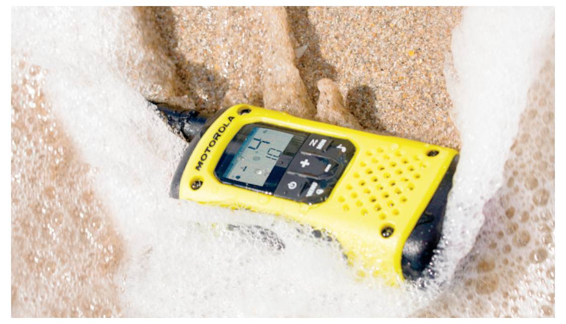 Gult Motorola håndholdt radioapparat delvist nedsænket i skummende vand, der viser, at det er vandtæt og robust.