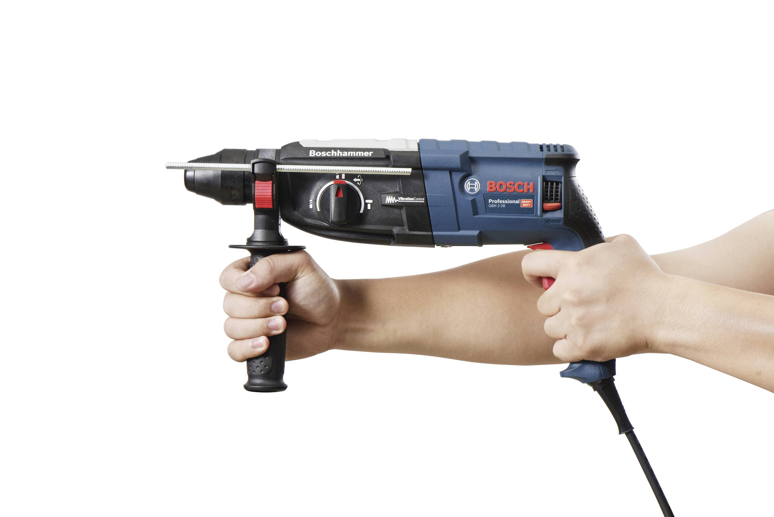 En person holder en elektrisk borehammer fra mærket Bosch med begge hænder. Boremaskinen er sort og blå og har en kegleformet form.