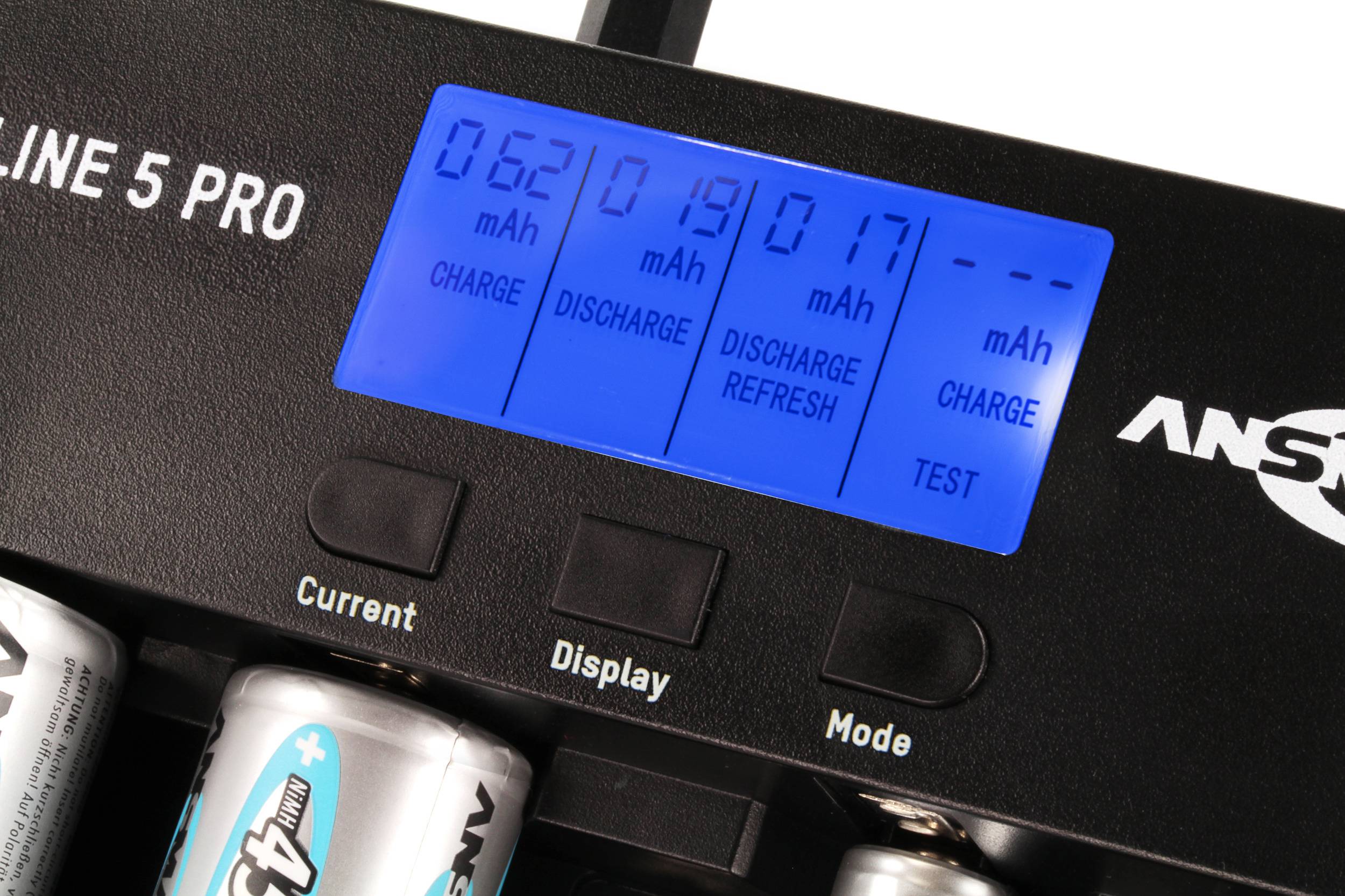 Billedet viser et batteriopladeren display med fire batteripladspor, som viser kapacitet og tilstand som 'OPLADNING' og 'AFLADNING'.