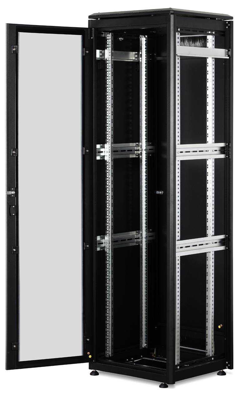 Et åbent sort server-rack-skab med en gennemsigtig dør viser tomme skinner klar til installation af serverudstyr.