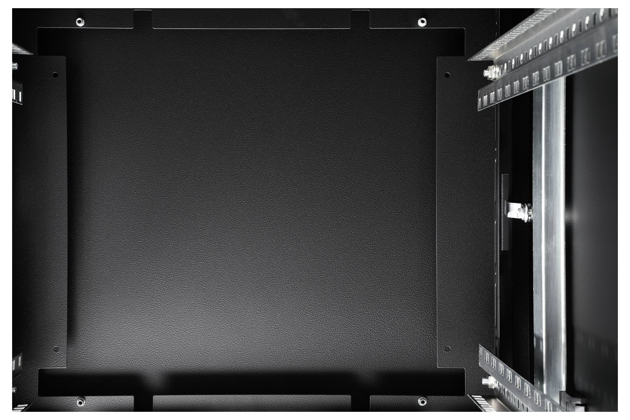 Indvendig udsigt i et tomt, mørkt serverrack. Metalliske monteringsskinner er synlige på siderne.