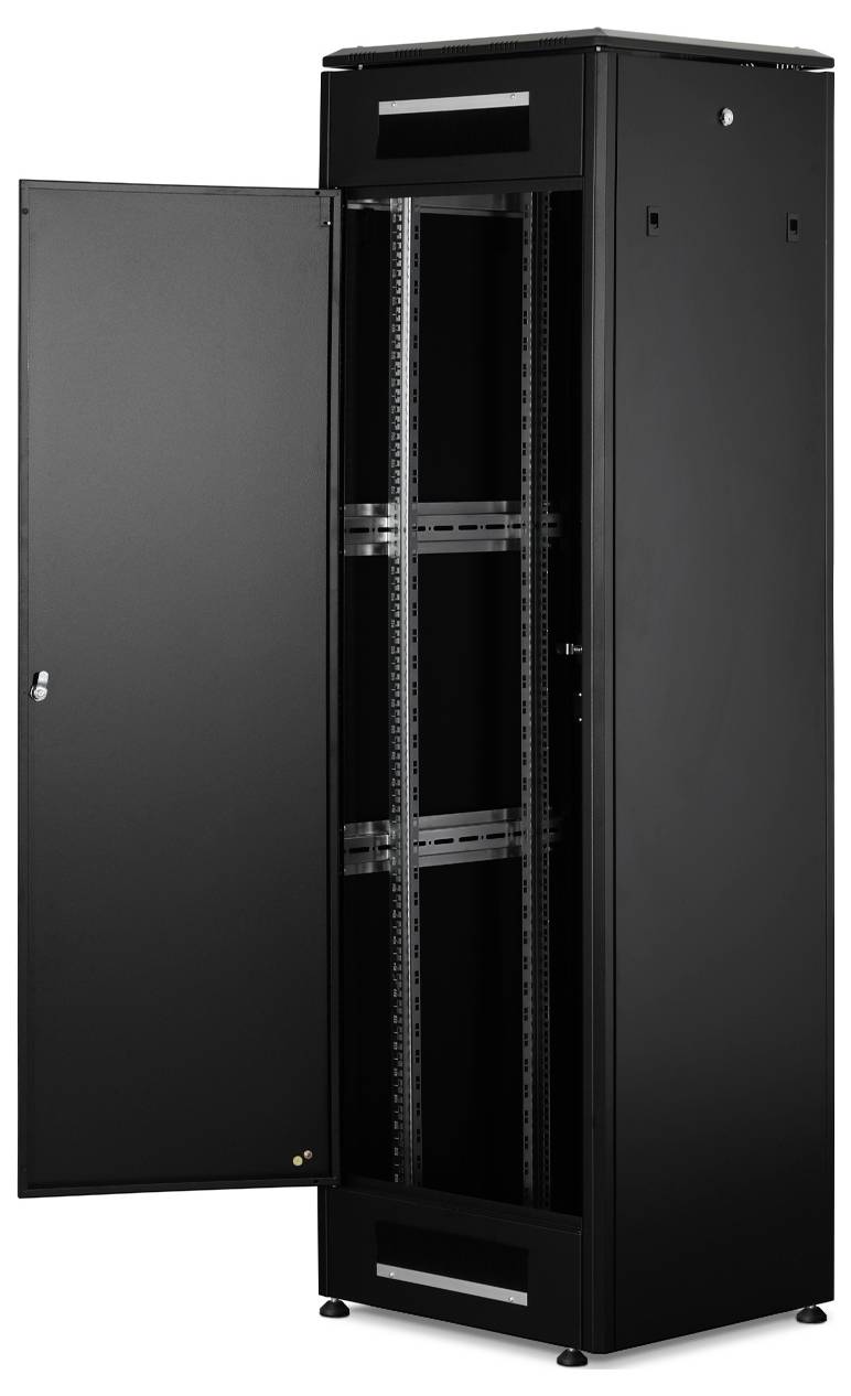 Et sort server-rack-skab med en åben dør, der viser tomme skinner klar til installation af servere eller netværksudstyr.