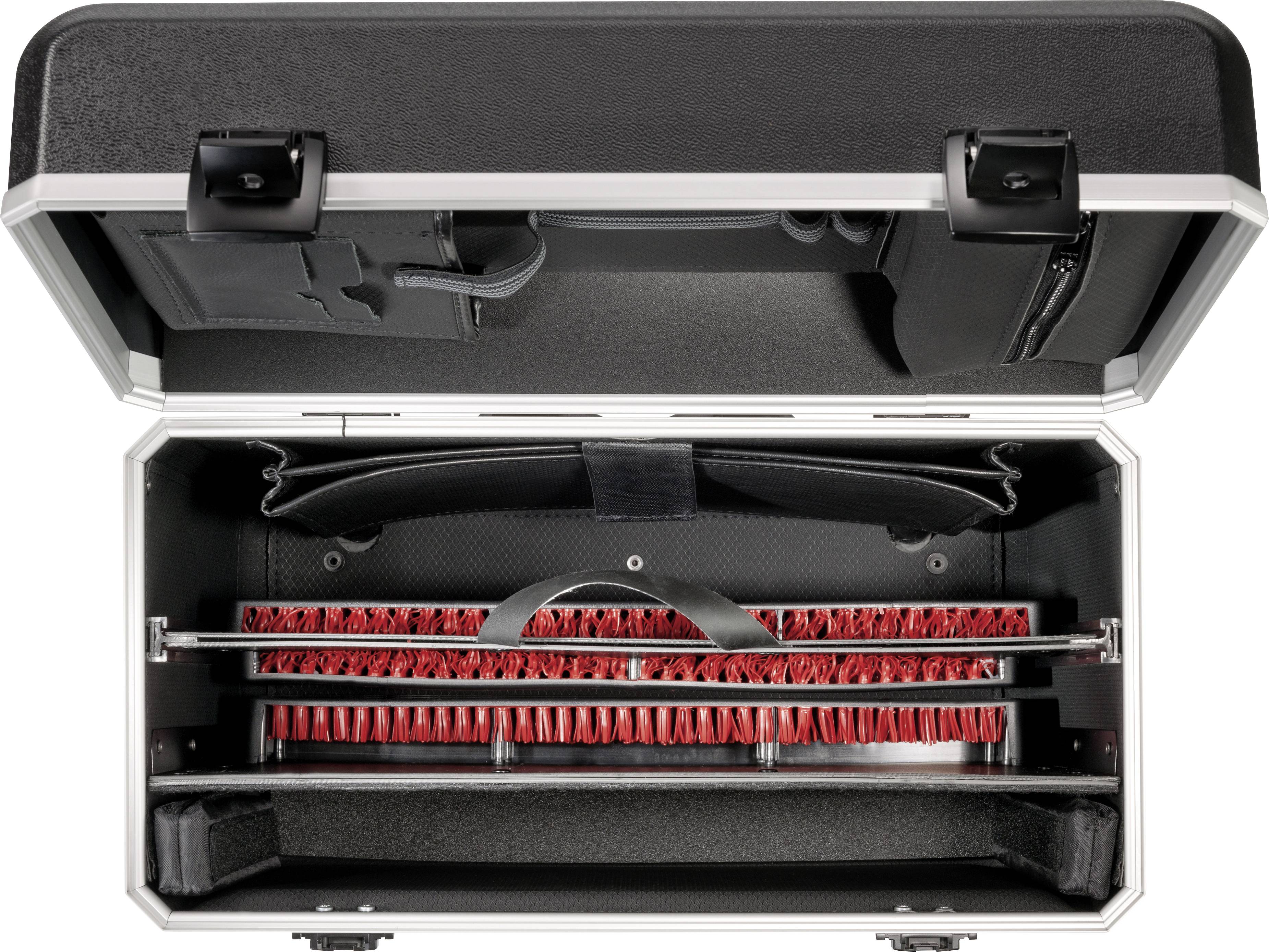 En åben kuffert viser røde børster indvendigt, med remagnede beslag og lommer i låget. Anvendelsen kan muligvis være gulvrengøringsudstyr.