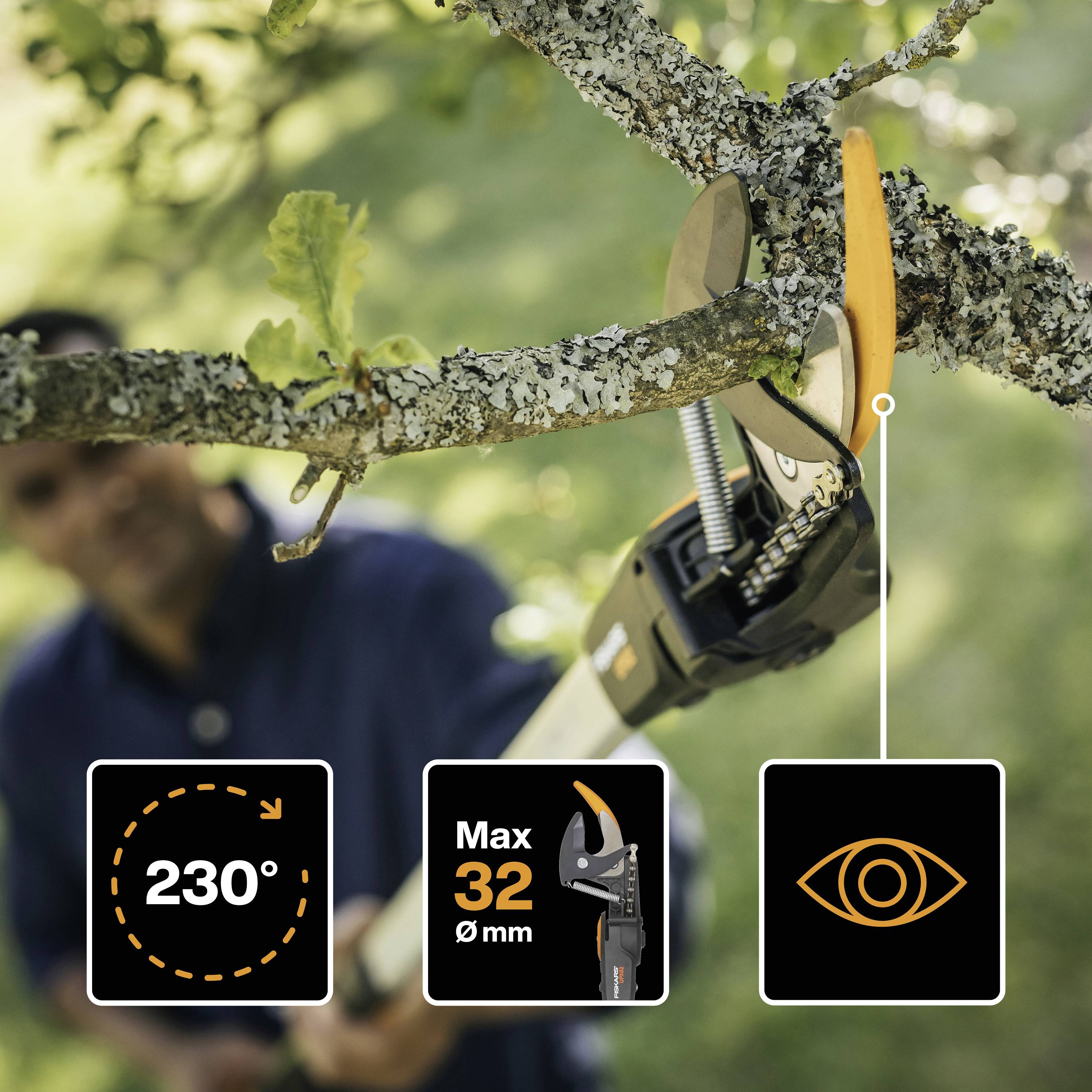 En mand bruger en grensaks til at beskære grene i et træ. Saksen er egnet til beskæring af grene op til 32 mm i diameter.