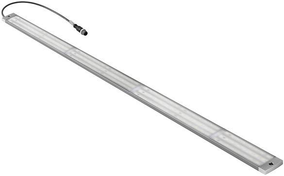 En lang, smal LED-armatur med sort tilslutningskabel, velegnet til effektiv belysning indendørs.