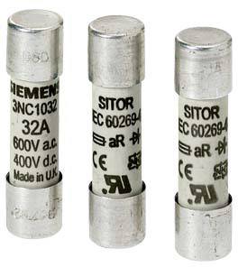 Tre cylindriske sikringer med påskrifterne 'Siemens', '32A', '600V a.c.', 'SITOR' og 'Made in U.K.' er placeret ved siden af hinanden.