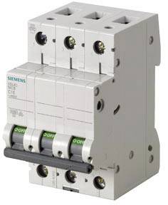En trepolet Siemens ledningsbeskyttelsesafbryder, model C16, med vippeafbrydere i positionen 'TIL', til sikring af strømkredse.