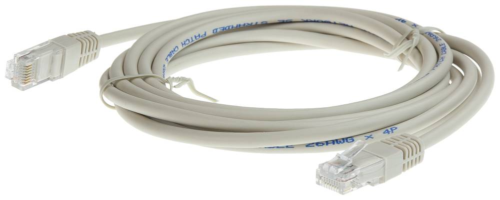 Et oprullet Ethernet-kabel med RJ45-stik i begge ender, som bruges til netværksforbindelser.