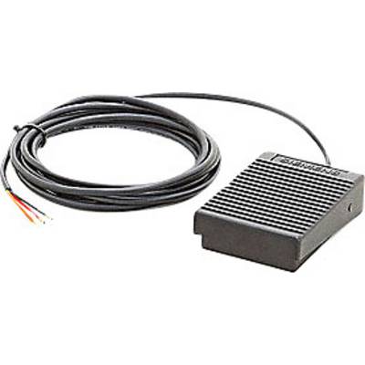 Fodpedal af sort plast med langt kabel og blottede ledninger.