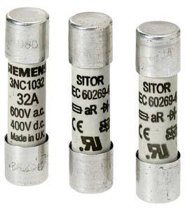 Tre hvide sikringer med metalcover, mærket '32A, 600V a.c., 400V d.c.'. Bruges i elektriske apparater til sikkerhed.