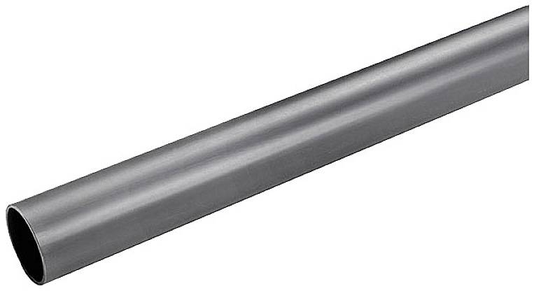 Et grå, glat plastikrør, der løber vandret. Det er langt og har en ensartet diameter.