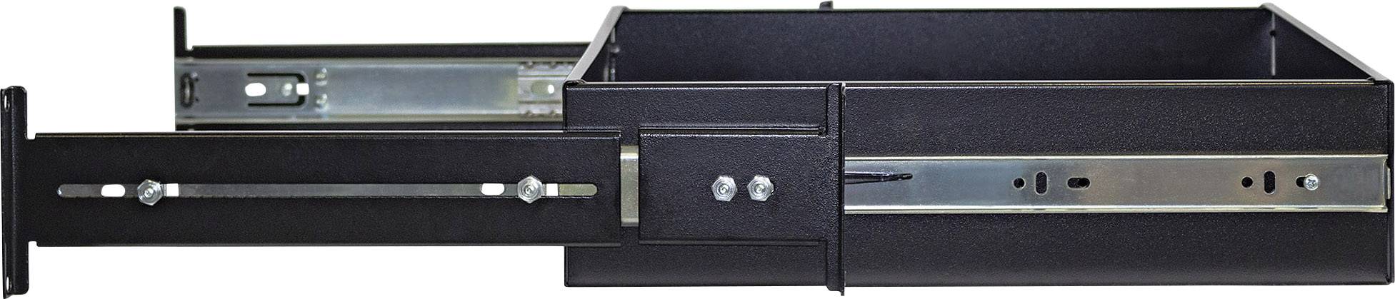 Metalbakke med skinner og monteringsmateriale, trukket ud. Den viser en robust konstruktion med sort overflade.