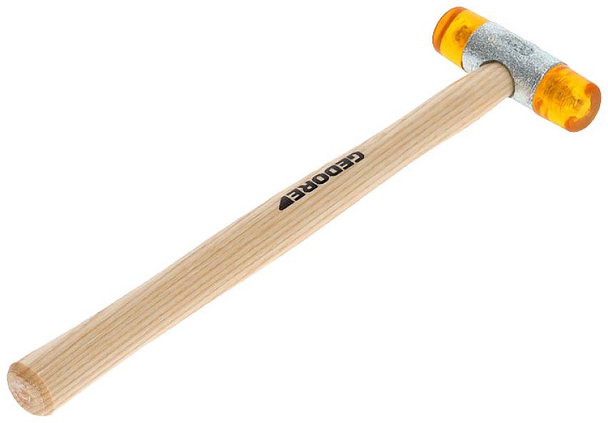 Hammer med træskaft og orange plastikhovede, egnet til bygge- eller reparationsopgaver, isoleret på hvid baggrund.