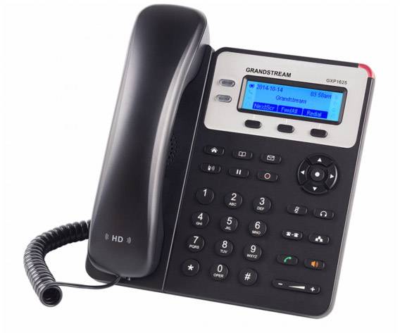 Sort bordtelefon med display, tastatur og håndsæt. Displayet viser dato og klokkeslæt. Egnet til kontormiljøer.
