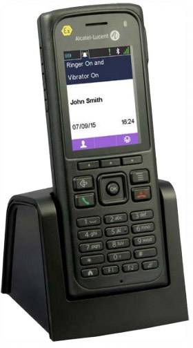 En mobiltelefon i en ladestander viser skærmen med beskeden 'Ringer Til og Vibrator Til'. Dato 07/09/15, Tid 16:24.