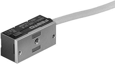 Rektangulær sensor med kabelstik, som bruges til positionsforespørgsler i automatiserede systemer.
