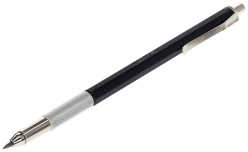 Sort mechanical blyant med sølvfarvet metalclips og gummeret grebszone, fremhævet på hvid baggrund.