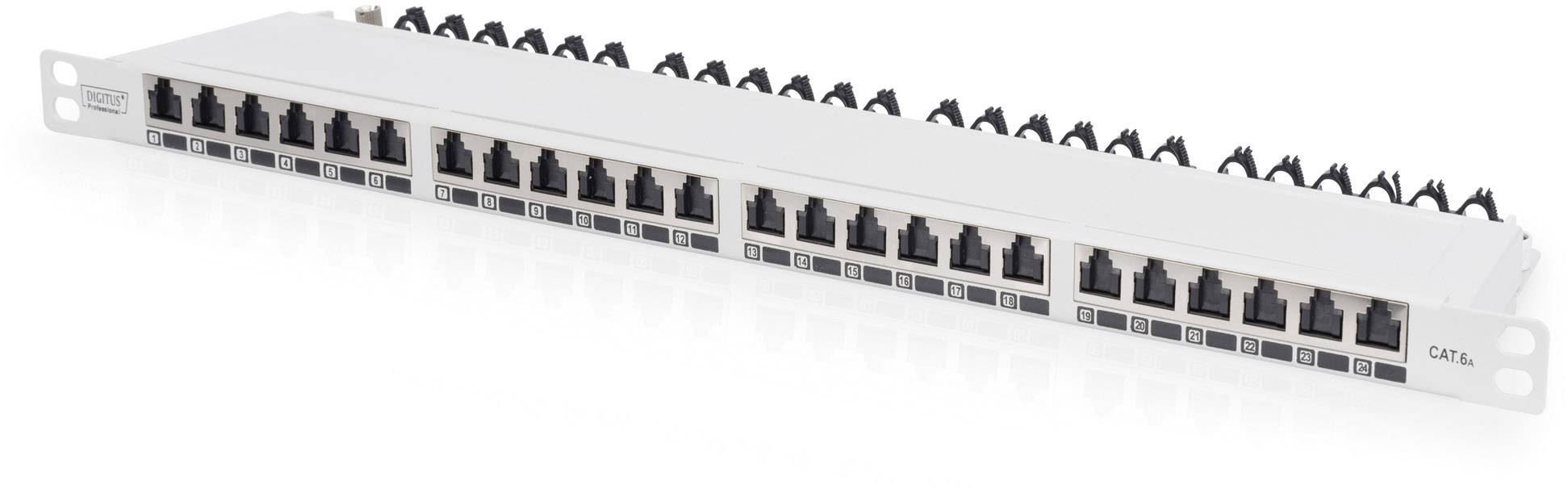 Et patchpanel med 24 RJ45-ports til netværksforbindelser. Det er monteret og egnet til CAT 6A kabler.