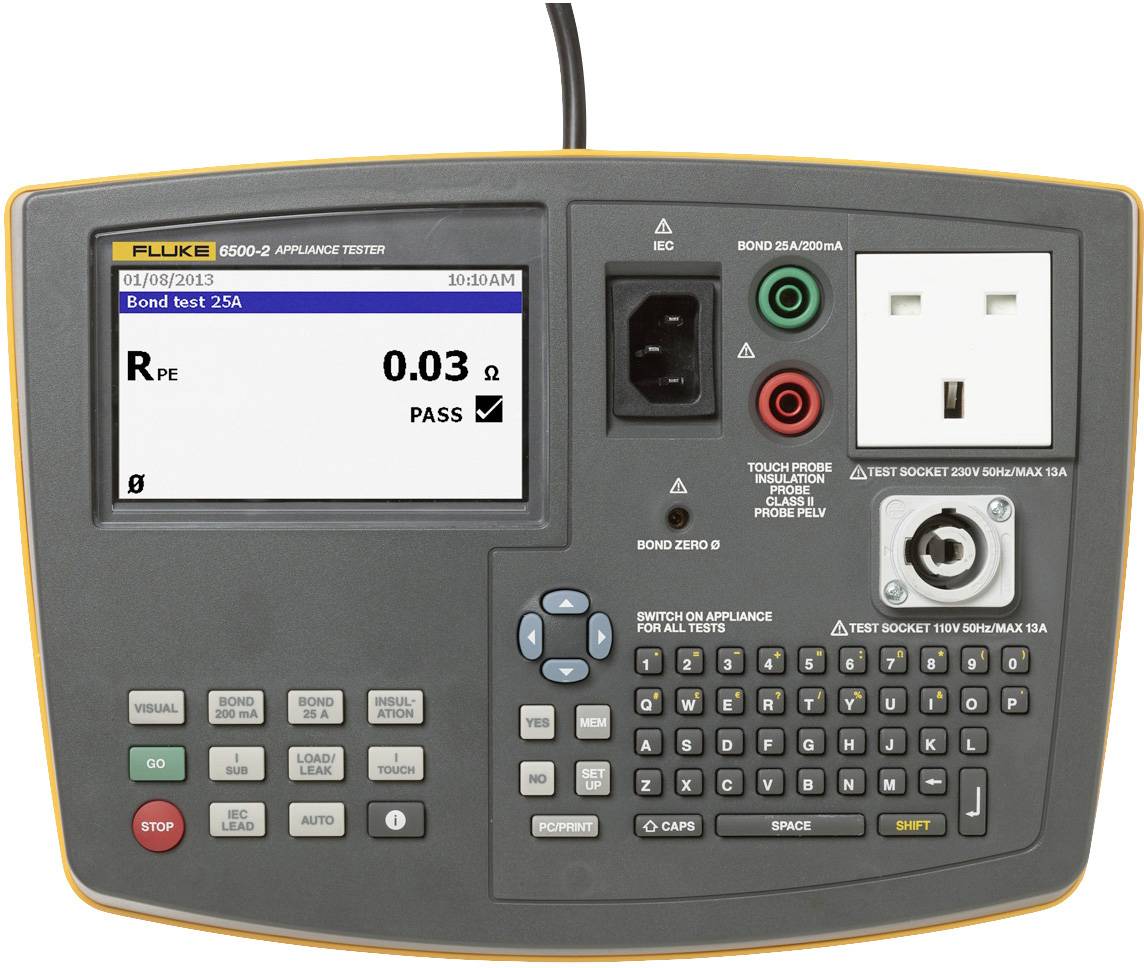 Billedet viser en elektrisk testmåler med et digitalt display, stikforbindelser og et tastatur. Displayet viser '0.03 Ω PASS'.