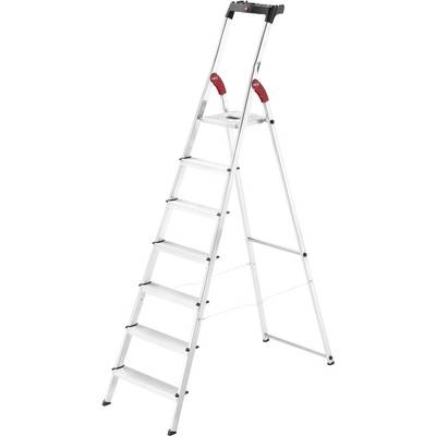En sølvfarvet aluminiumsstige med seks trin og røde håndtag, som er stabil og egnet til indendørs brug.