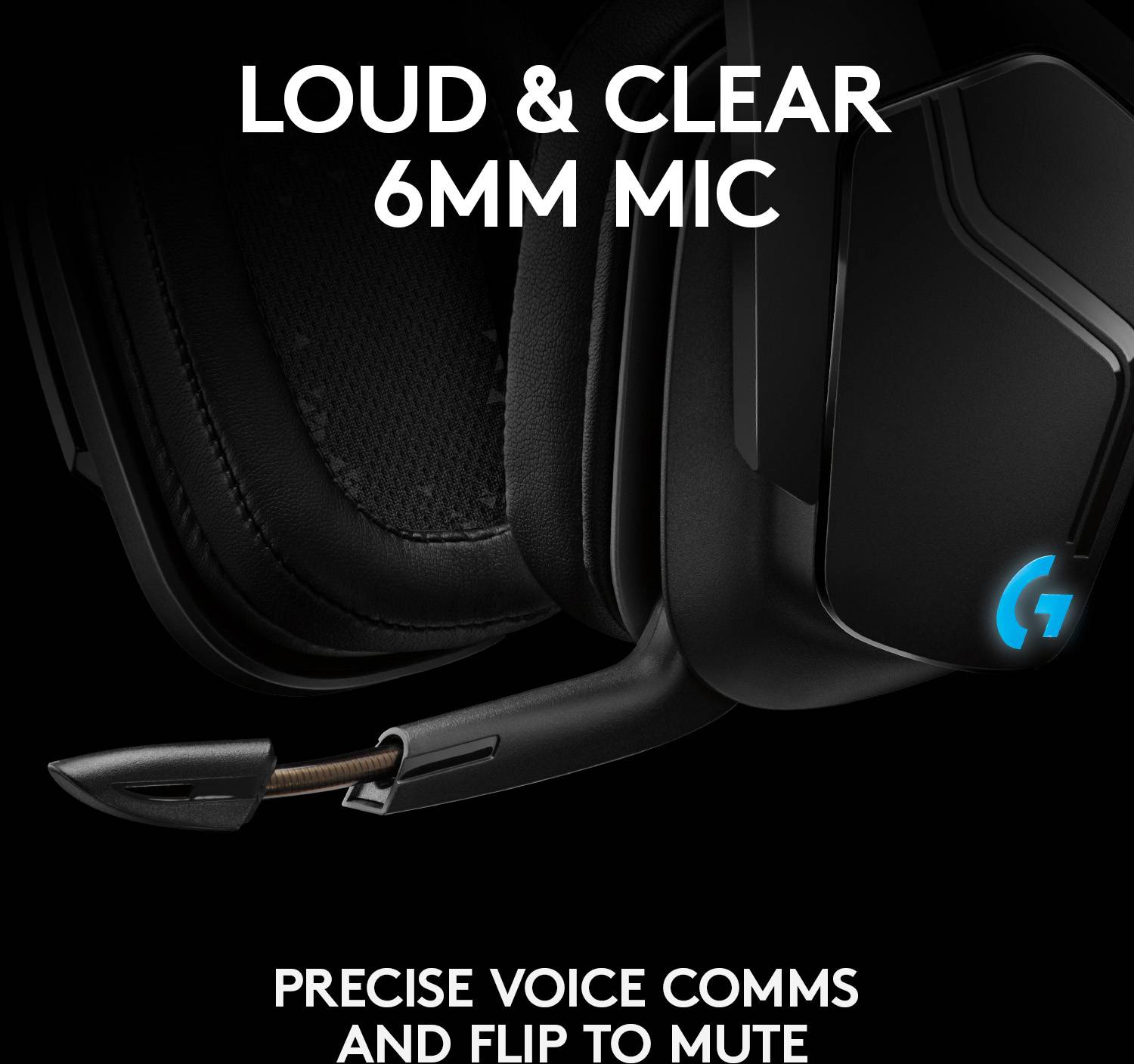 Sort gaming-headset med mikrofon. Tekst øverst: Høj og klar gennem 6 mm-mikrofon. Tekst nederst: Præcis stemmekommuikation og lydløs tilstand ved at vippe op.