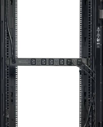 Et åbent serverrack med flere stikdåsestrips, omgivet af kabler. Velegnet til administration af tekniske enheder.