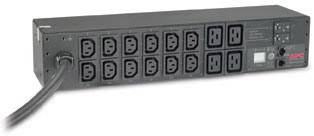 En sort stikdåse med flere stik og et kabel. Velegnet til serverrum eller teknisk udstyr.