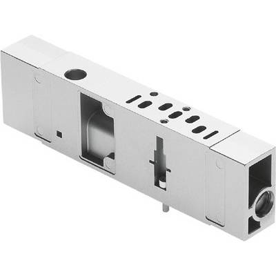 Et sølvfarvet, rektangulært metalstykke med flere åbninger og fordybninger, sandsynligvis en mekanisk eller elektronisk komponent.