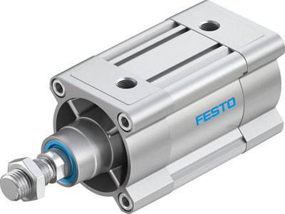 Cylindere af metal med blå skrift 'FESTO' på siden, bruges i industrielle applikationer til styring af bevægelser.