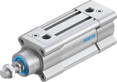 En sølvfarvet pneumatisk cylinder fra Festo med flere tilslutningsmuligheder og en stempelstang, egnet til industrielle anvendelser.