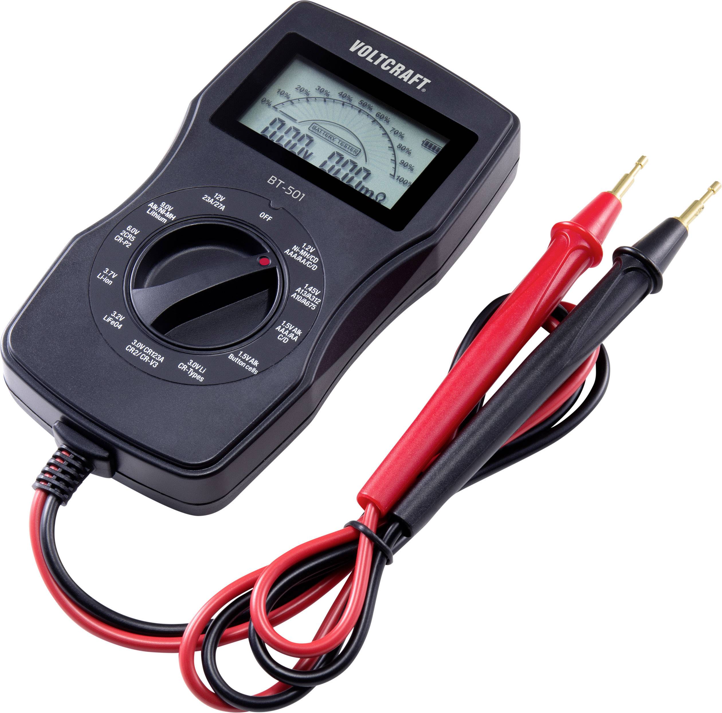 Et sort digitalt multimeter med to måleledninger, en rød og en sort. Det viser målinger på en skærm.