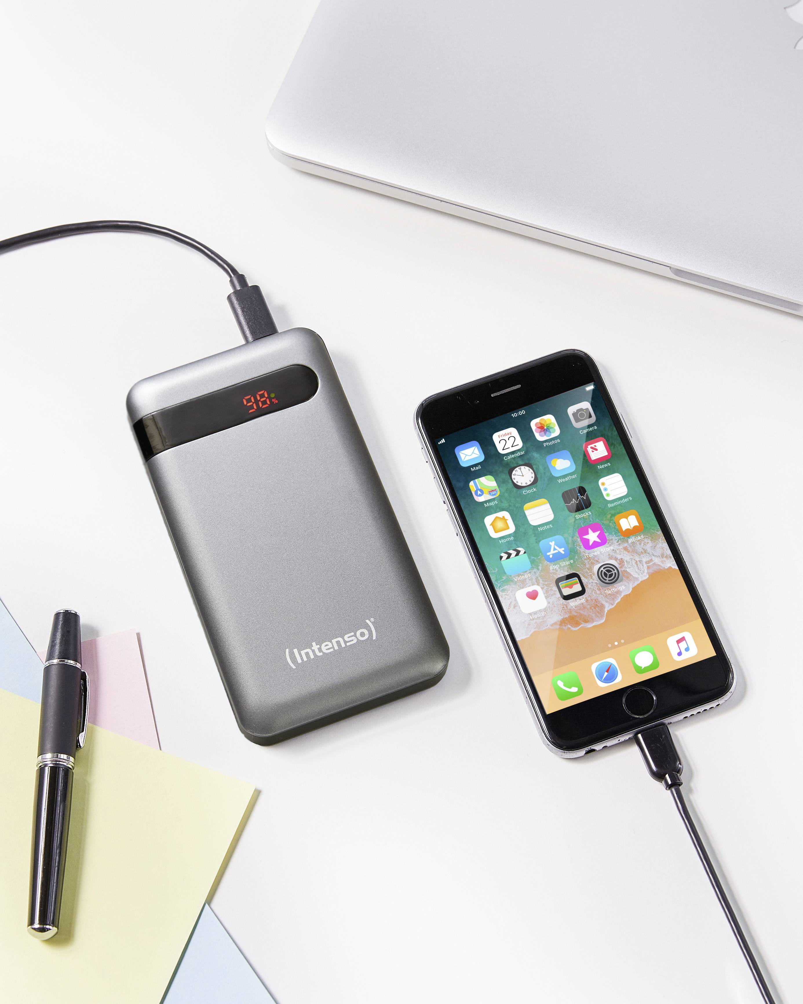 Et smartphone oplades af en bærbar powerbank, der har et digitalt display med et opladningsniveau på 98 %.